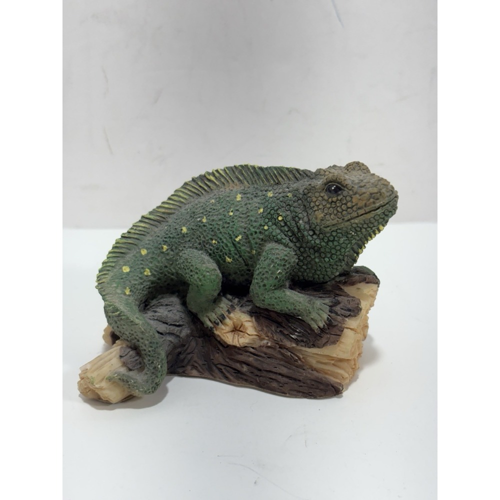 Vintage Green Iguana Figurine Lifelike Sculpture On Tree Trunk Decor